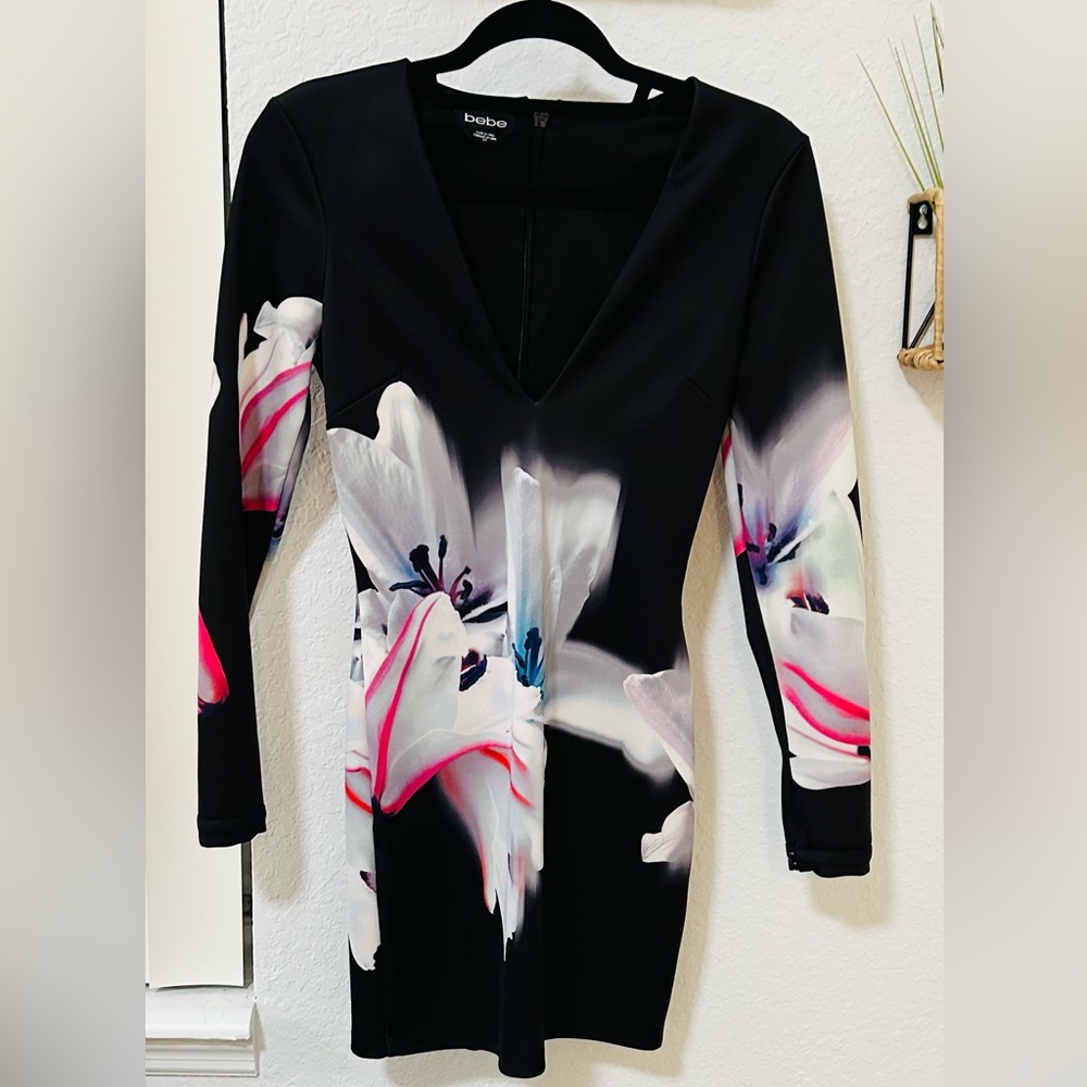 Bebe ~ size small ~ bodycon low cut front dress with zipper on back